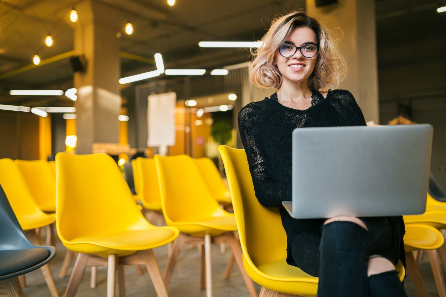 Profissional trabalhando em ambiente corporativo moderno